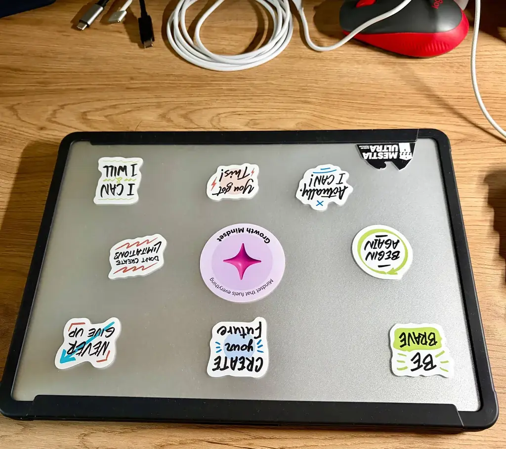 Продаю MacBook Air 13 (M3), 16 GB RAM, 256 GB SSD.