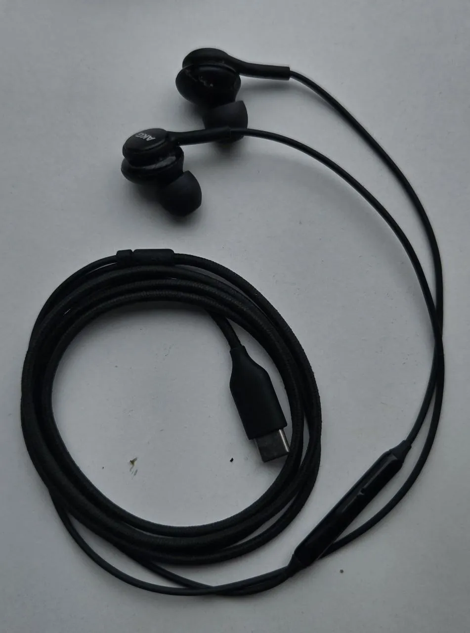 Наушники Samsung Type-C (AKG) 10₾. Оригинал, б/у, есть следы использования.цена -  качество соответ…