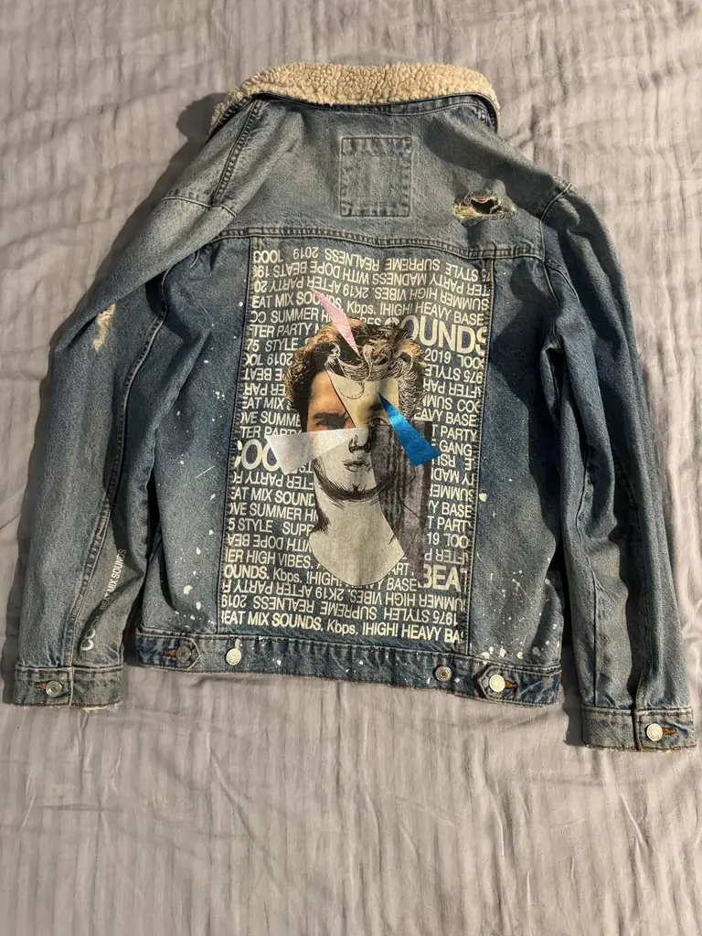 1. Серая джинсовка Zara. Размер L, на М тоже сидит отлично. Состояние очень хорошее, без дефектов. …