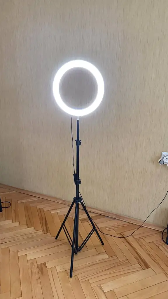 Продаю кольцевую LED-лампу на штативе (с RGB-подсветкой)