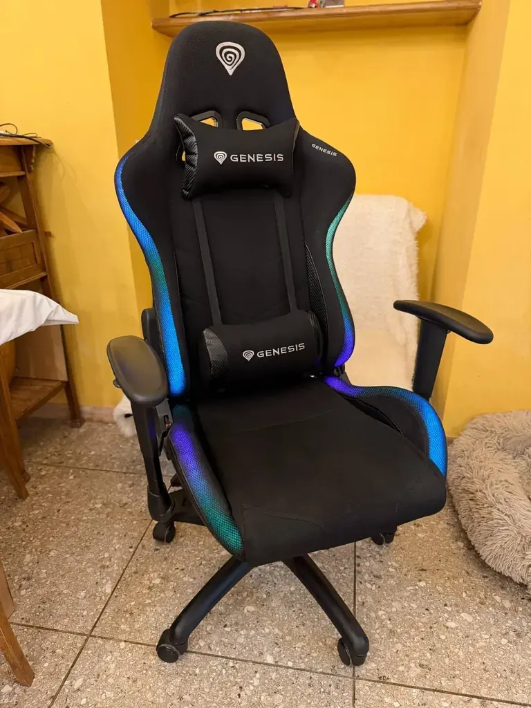 Продается компьютерное кресло игровое с RGB подсветкой в отличном состоянии, цена 300 лари