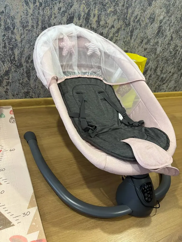 Продается детский электрический шезлонг, качалка Cangaroo Zara, он в отличном состоянии. Продаем за…