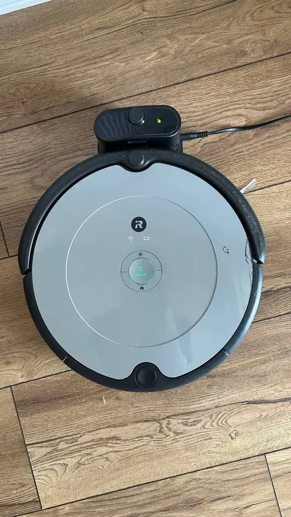Продаем робот-пылесос iRobot Roomba 698 в хорошем рабочем состоянии. Оригинальный бренд iRobot.