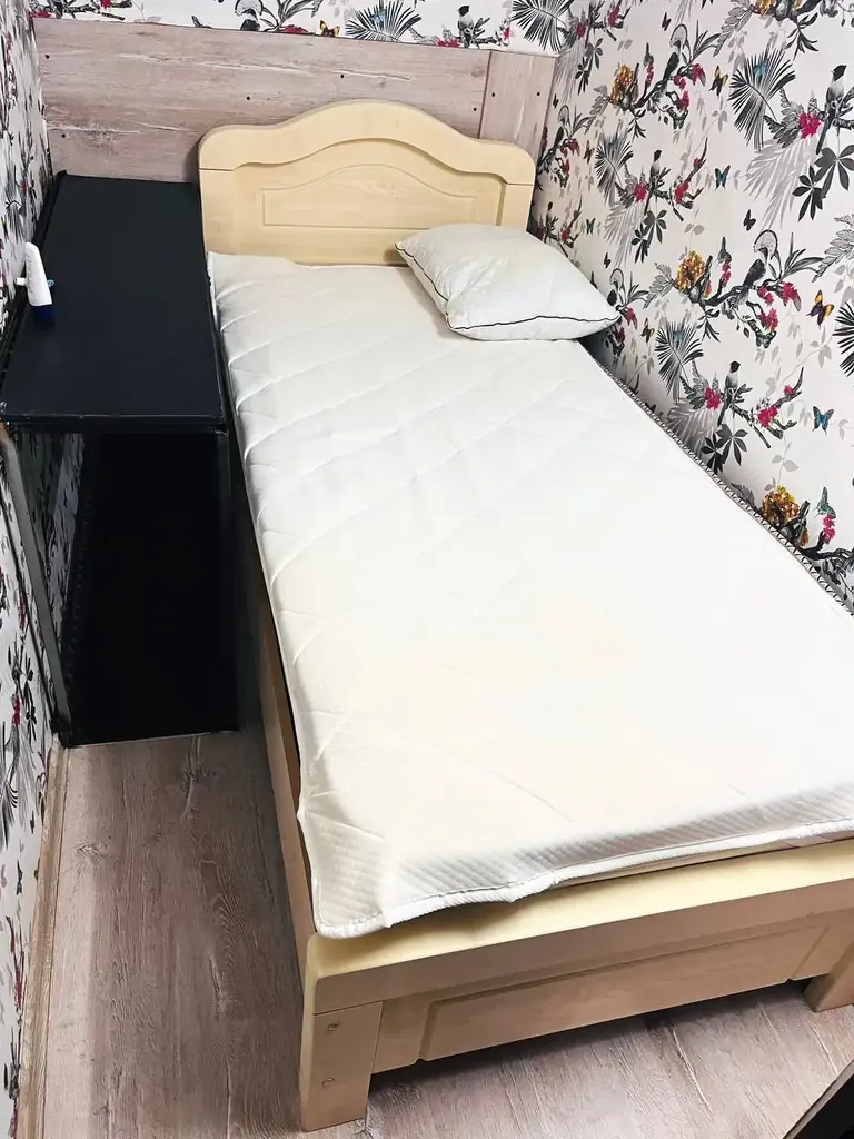 Продается кровать одноместная с матрасом и наматрасником в идеальном состоянии. Была в эксплуатации…