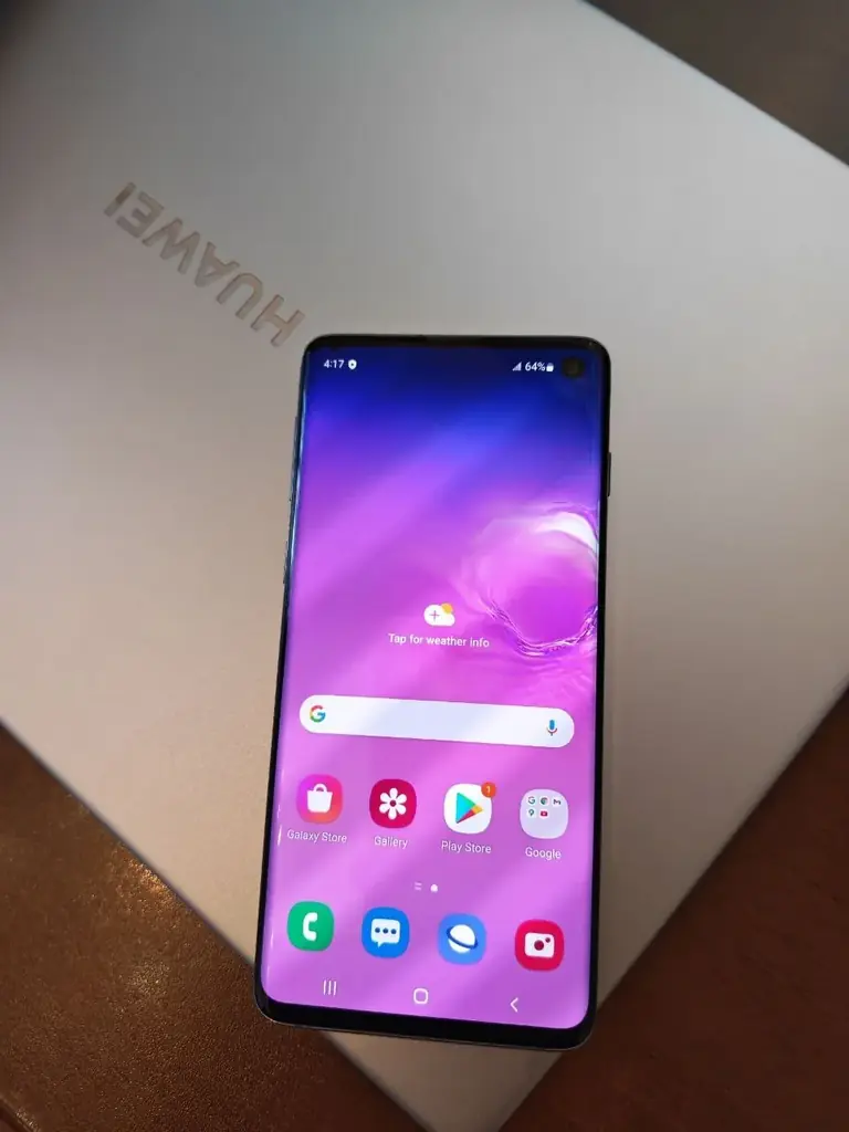 Продается Galaxy S10, на нем видна лишь небольшая точка в верхнем левом углу. Цена 300 GEL.