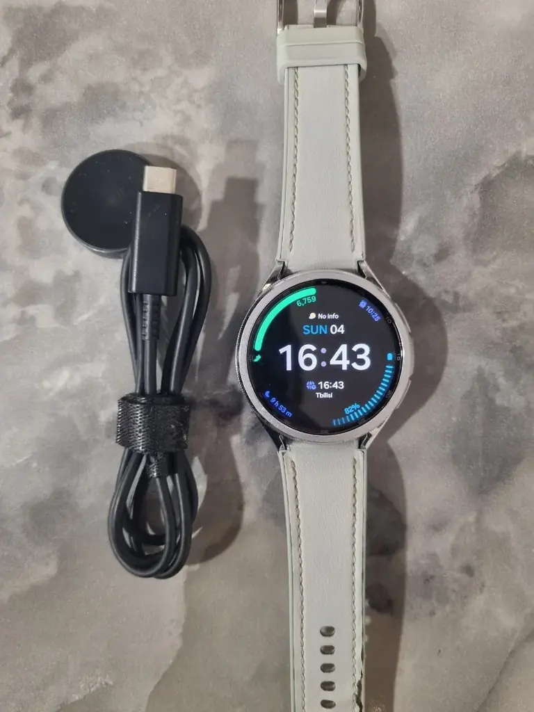 Часы samsung watch 6 classic, с зарядкой. Целые, рабочие, зарядку держат несколько дней, но ремешок…