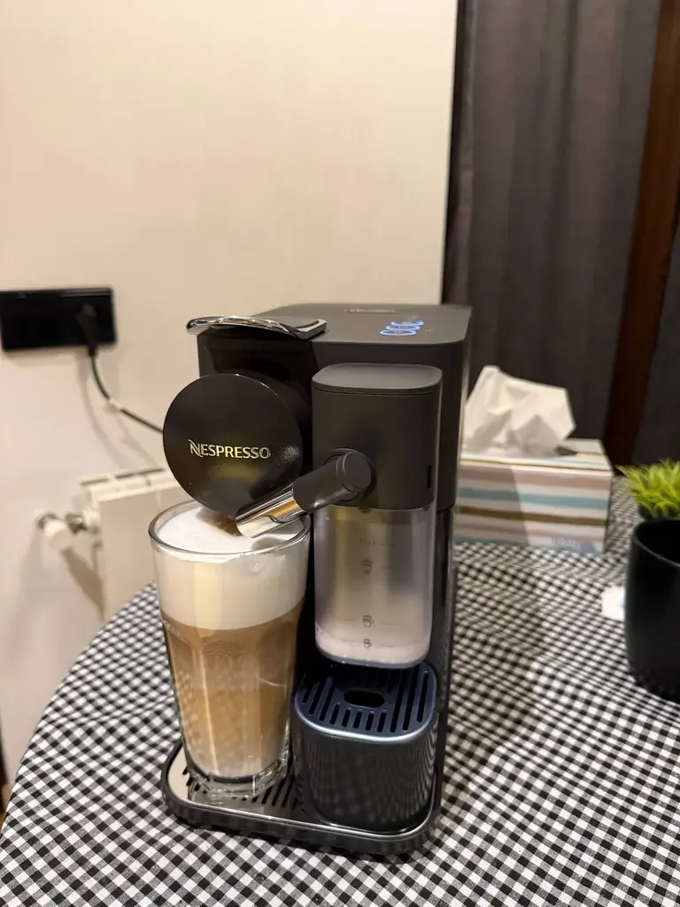 Продам капсульную кофемашину DeLonghi Lattissima One. Умеет готовить в том числе молочные напитки (…