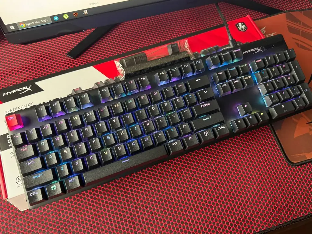 Клавиатура hyperx тяжелая , не гуляет по столу. 220 лари.