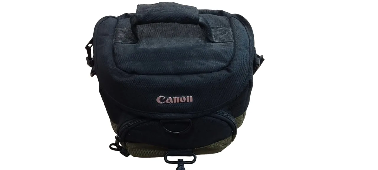 Продам зеркальную камеру начального уровня Canon Rebel T3 (EOS 1100d).