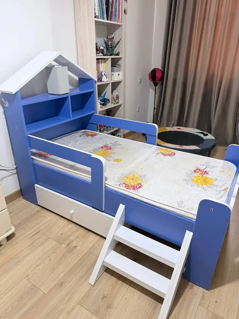 Продаем детскую кровать-домик с хорошим матрасом и ящиком. Все в отличном состоянии (в ящике только…