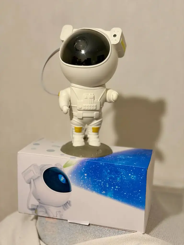 Ночник "Космонавт", проектирует импровизированное звездное небо и Млечный Путь.