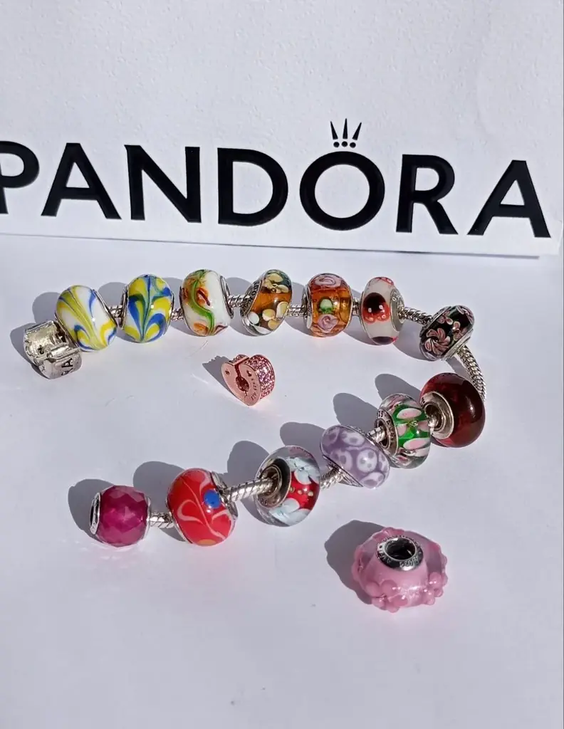 Оригинальные шармы Pandora в хорошем состоянии.