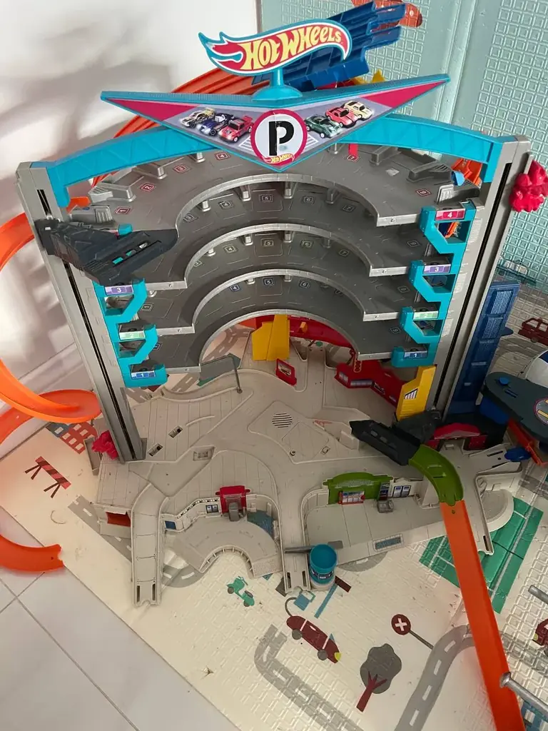 Продам парковку HotWheels все в рабочем состоянии