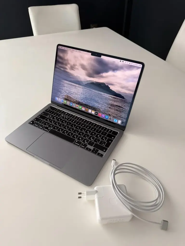 Продам MacBook Air 2022, M2, цвет Space Gray (темно-серый).