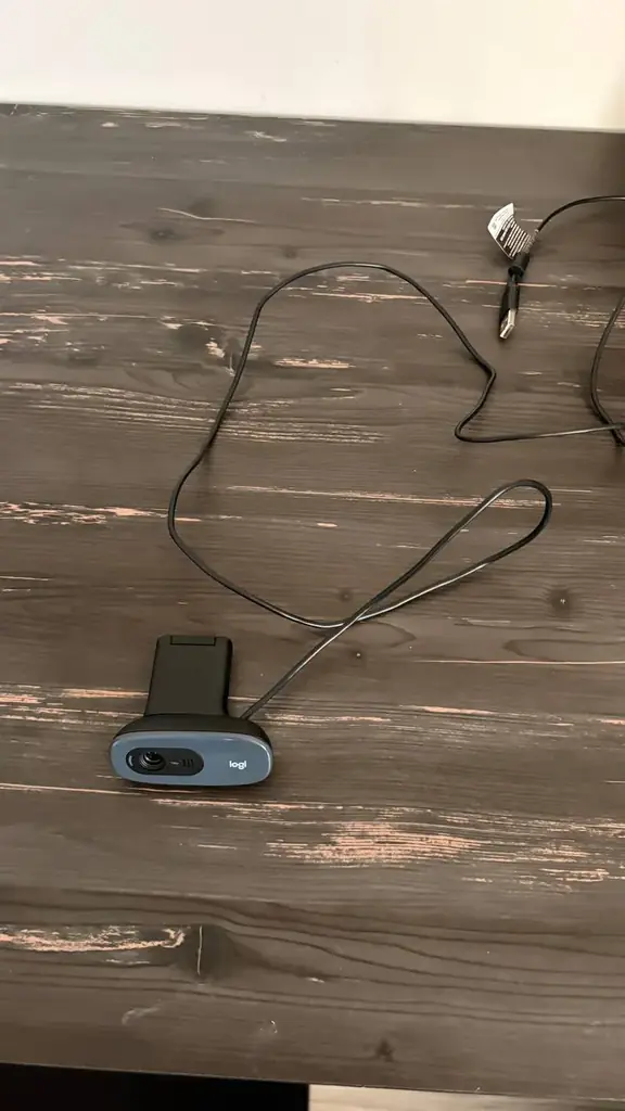 продам веб камеру с микрофоном logitech C270 HD 720p за 1000 лир