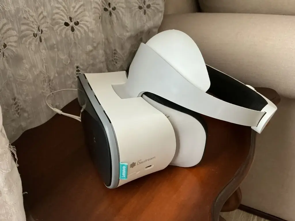 Продаю VR очки Lenovo daydream в связи с переездом. Пользовались около года раз в месяц. Состояние …
