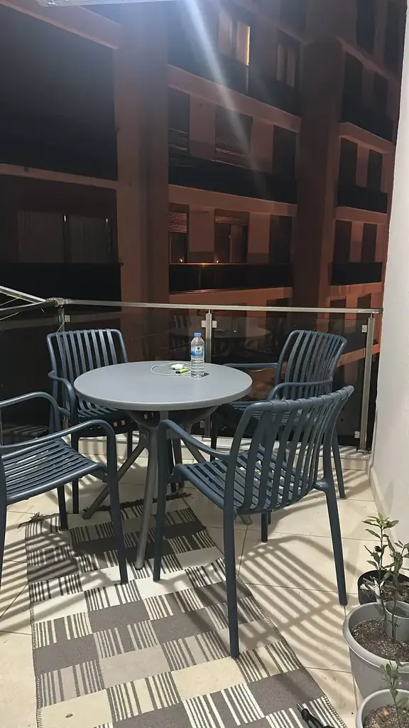 Yuvarlak masa ve 4 sandalye satılıktır.