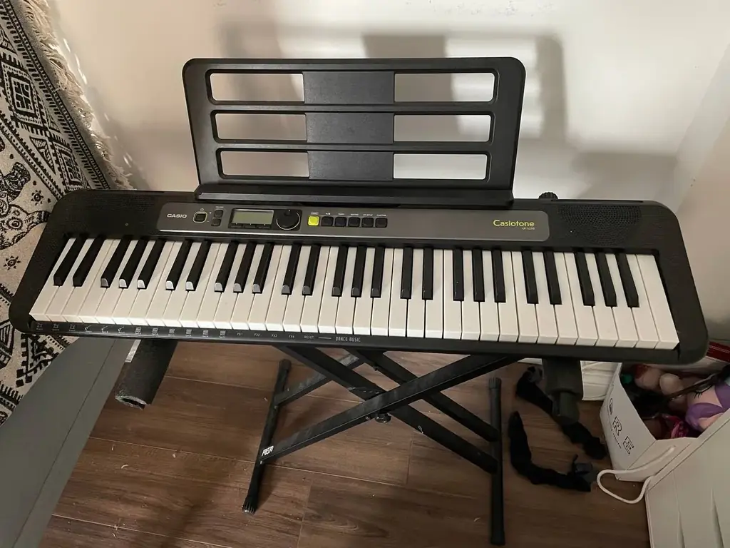 Продам Casio с подножкой, пианино