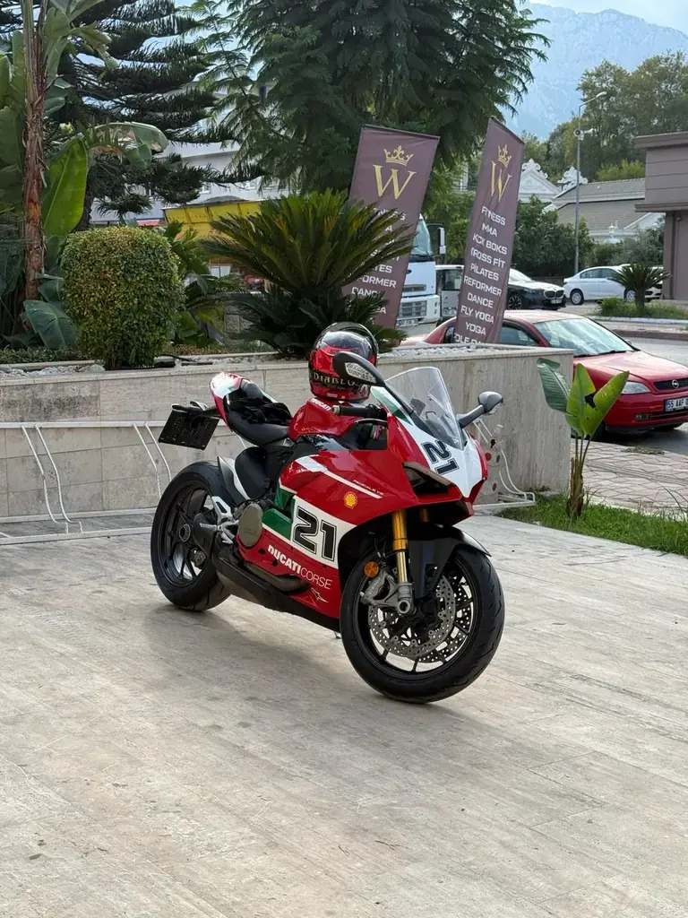 Продам Ducati Panigali V2 лимитка бейлис триколор 2023 год , 7500 км пробег. Анталья   925 тыс лир …