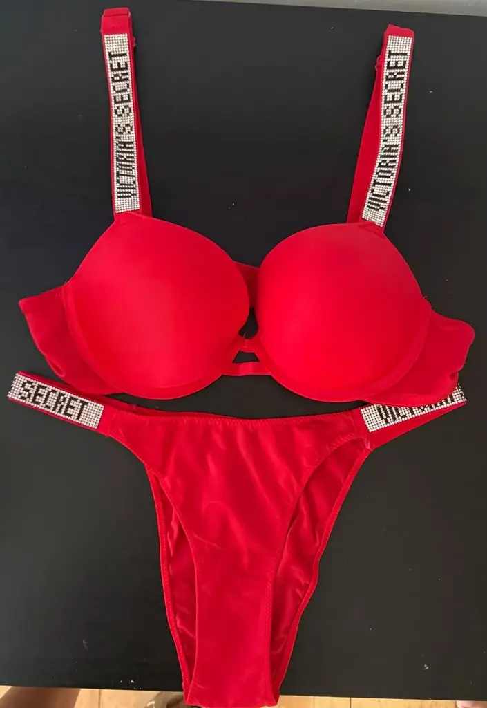 Продам білизну Victoria‘s Secret,може бути як і купальник.Розмір 85В ,але він маломірить і підходит…