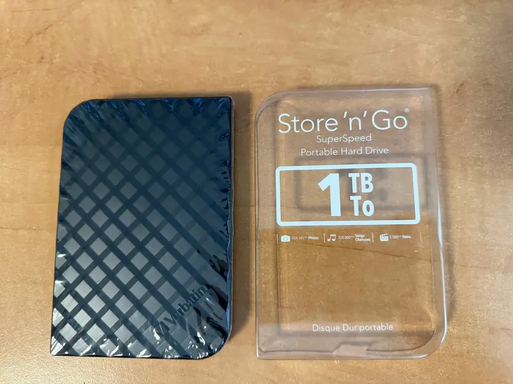 Продаю весь комплект с фото: внешний HDD Verbatim 1 ТБ (в упаковке) 50€, Transcend 640 ГБ (один в к…