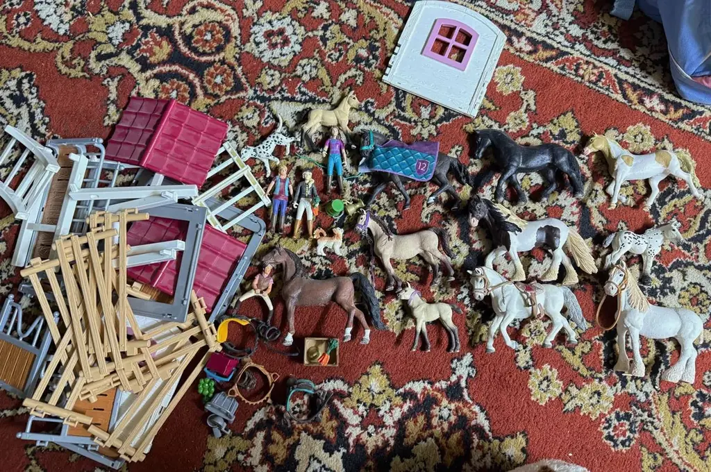 Продам игрушки лошади schleich и 2 конюшни(+амуниция и аксессуары) покупались для коллекционировани…