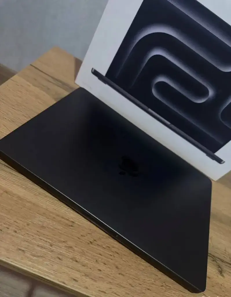 продаю MacBook Pro m5 14"