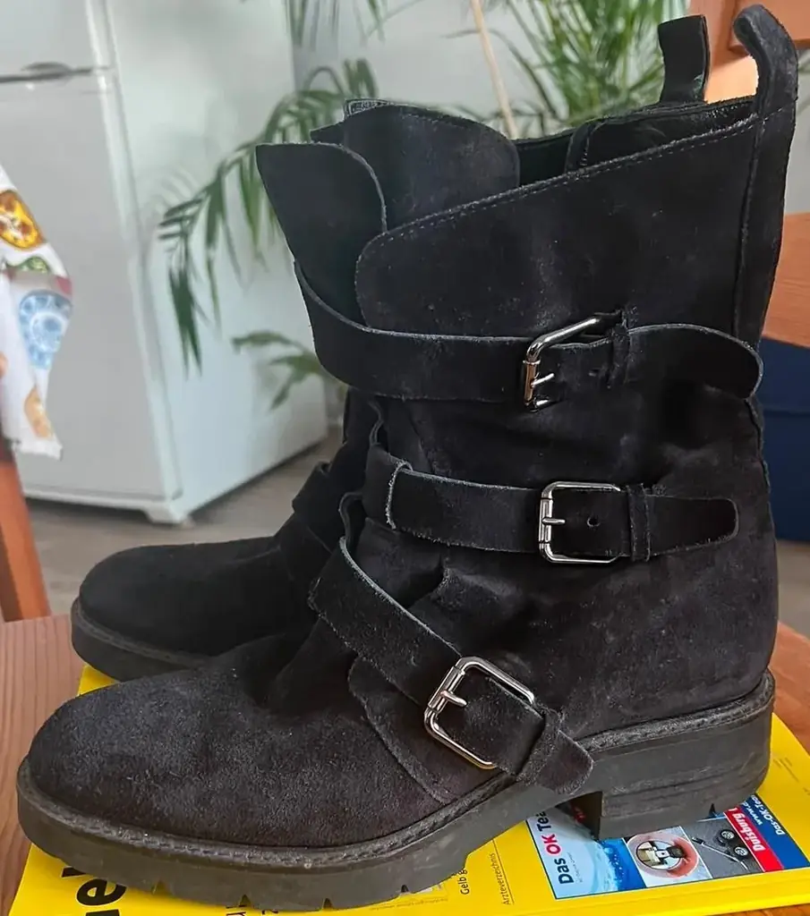 Продам ботинки Stiefel, размер 40, не новые, но в приличном состоянии. Внутри кожа, сверху замша. Ц…