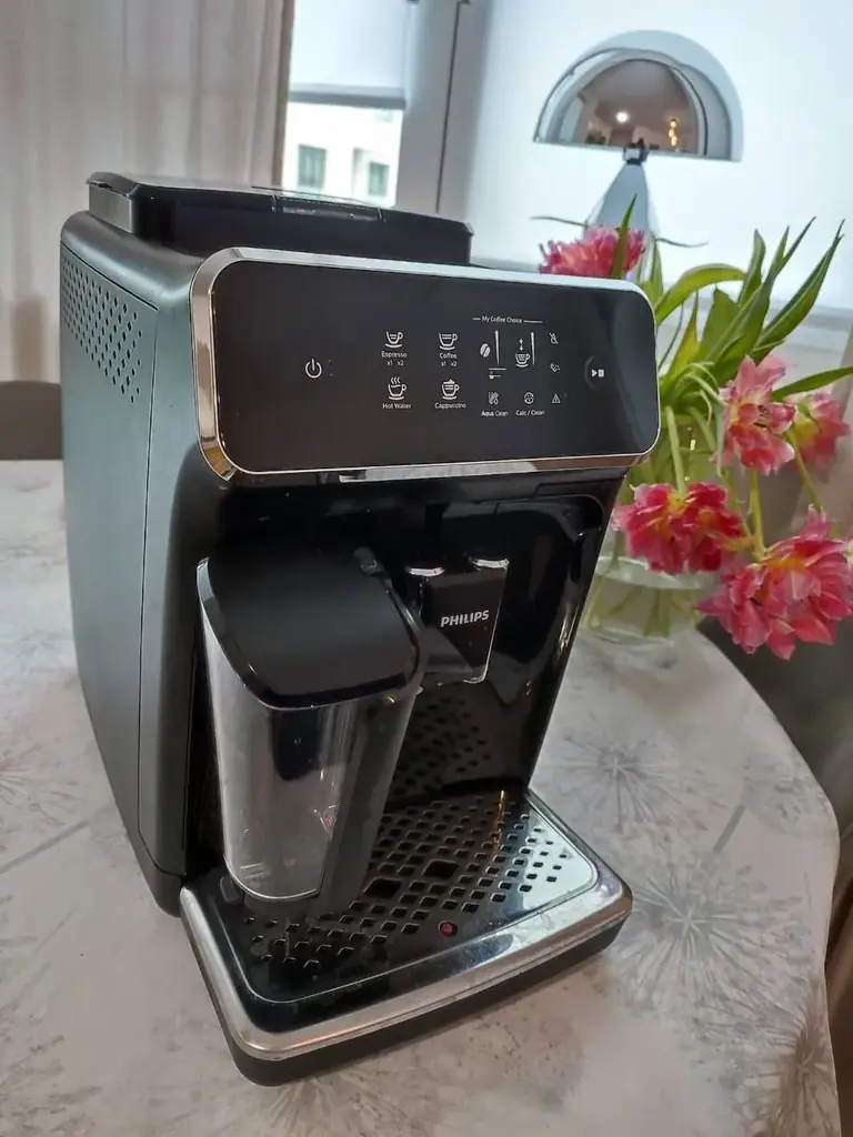 Продам Кофемашину Philips   2200 работает отлично, капучино