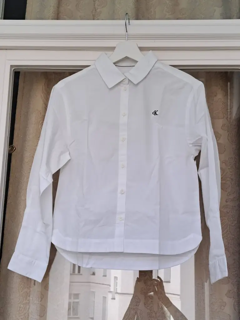 Продаю новую белую блузку Calvin Klein Jeans.