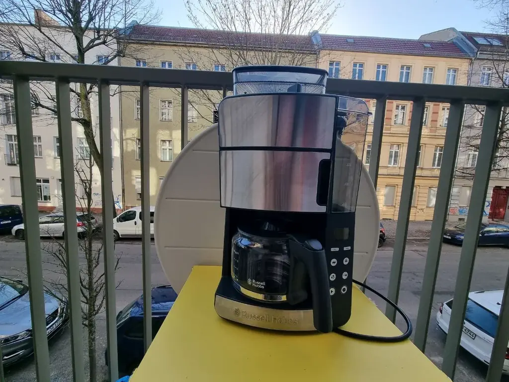 Продам кофемашину Russell Hobbs со встроенной кофемолкой и таймером. 13086, 50 евро.