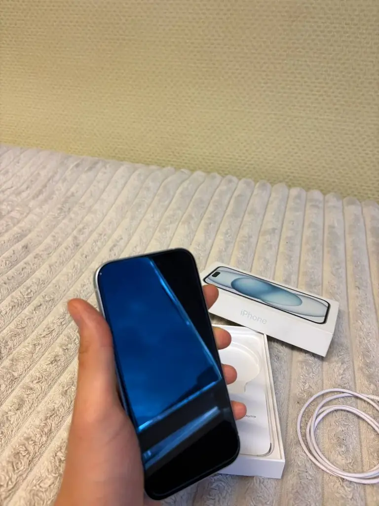 Продам iPhone 15 на 128 ГБ отличное состояние без дефектов 100% АКБ всё оригинальное ничего не меня…