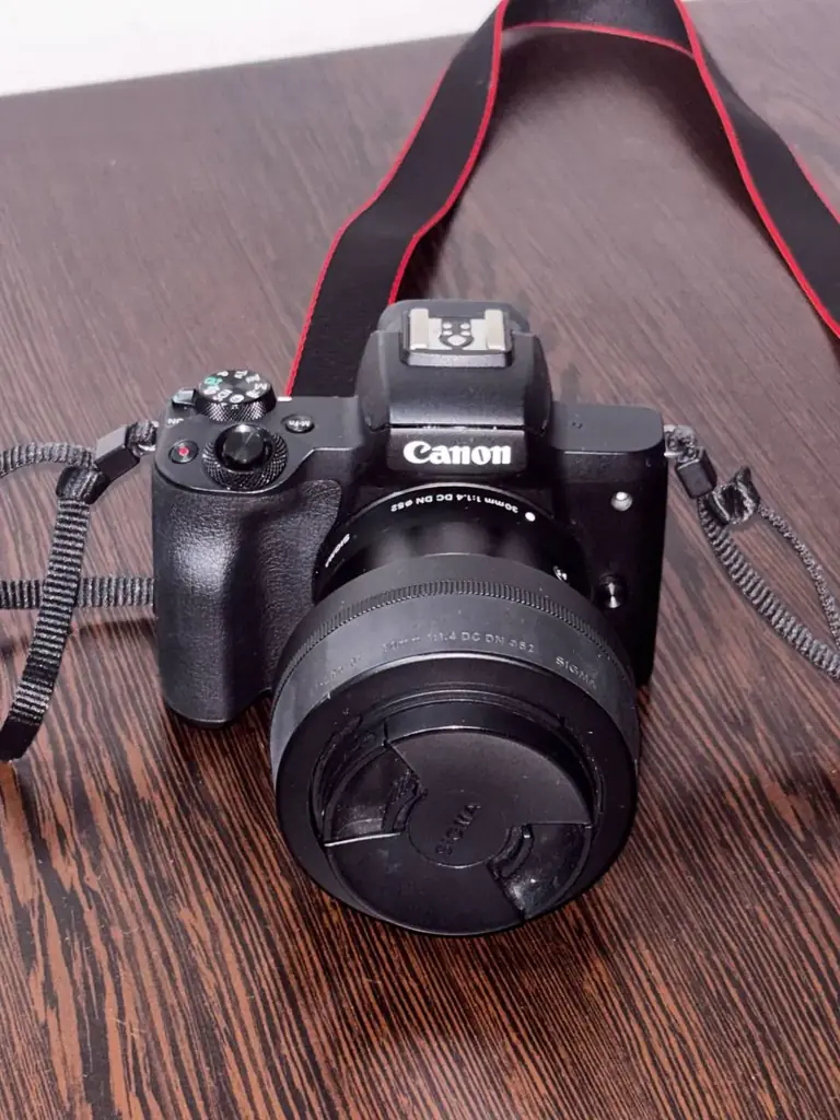 Продам камеру Canon EOS M50 с объективом SIGMA + сумку и все что на последнем фото отдам в подарок …