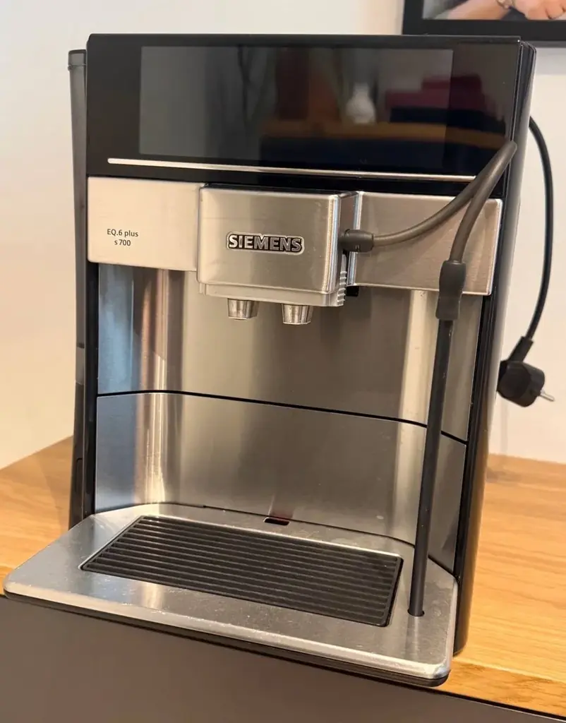 Продам кофемашину Siemens EQ6 plus 700 в хорошому стані без дефектів, все можна протестувати