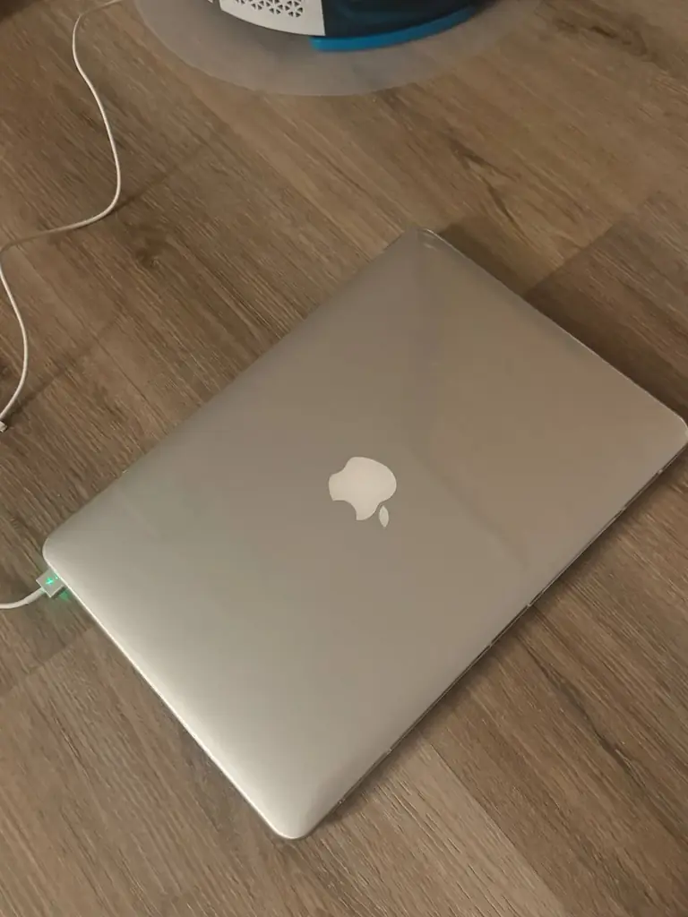 MacBook Air 13” — 200 €