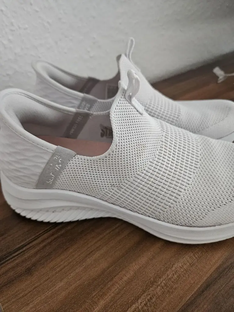 Продам кроссовки Skechers , размер 37.