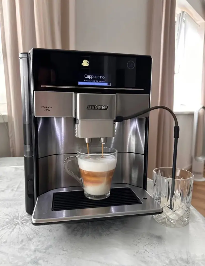 Продам  кавомашину Siemens EQ6 plus 700 в хорошому стані без дефектів, все можна протестувати