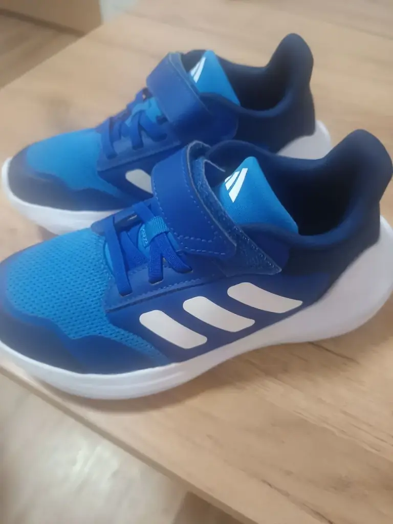 Кроссовки Adidas (оригинал), р. 32Состояние идеальное, без дефектов и царапин. Носили нечасто и тол…