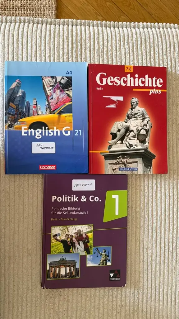 Продаю 3 учебника для 8 класса. Все книги в оч хор состоянии, записей нет!