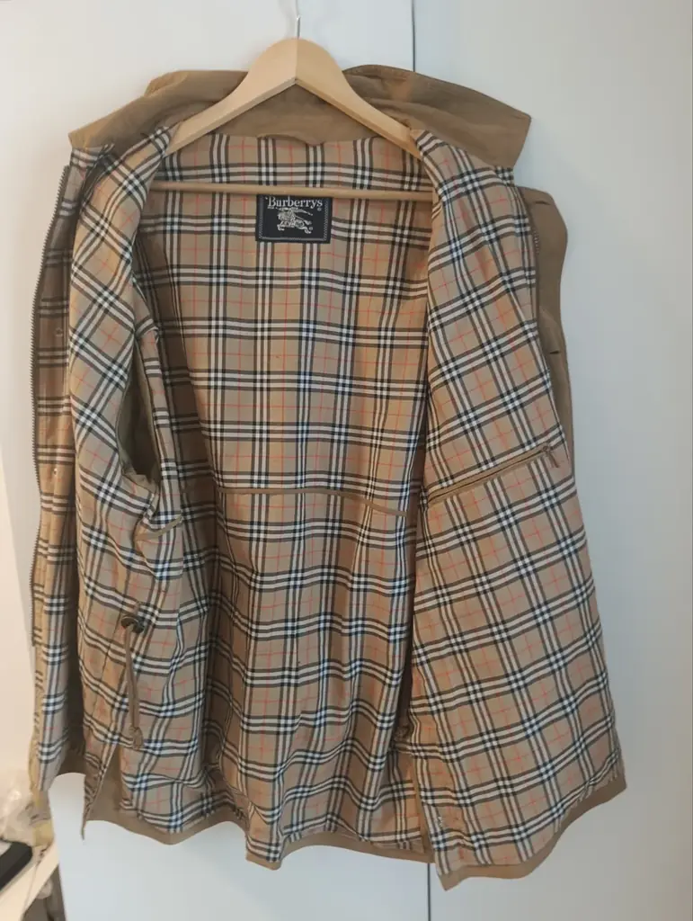 Продаю винтажную куртку Burberry’s в классическом бежево-коричневом цвете.