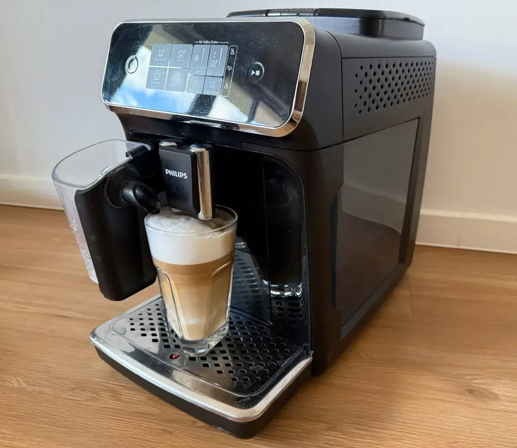 Продаю полностью автоматическую кофемашину Philips Series 2200 LatGo, готовит вкусные, кофейные нап…