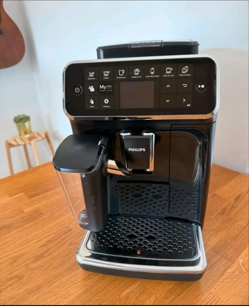 Продам кофемашину в отличном состоянии Philips LatteGo. Работает отлично, без дефектов