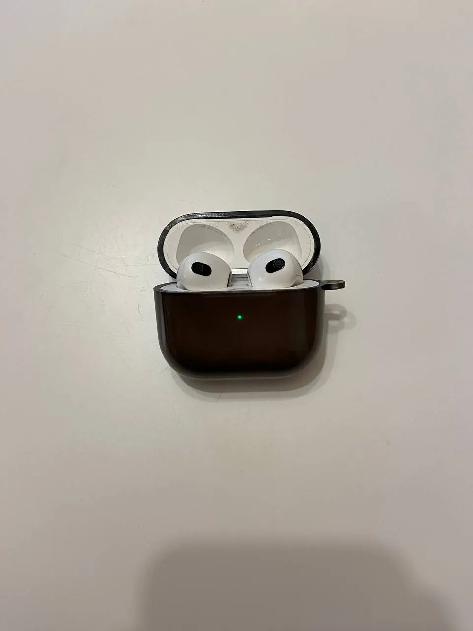 Продам оригинальные Apple Airpods 3 вместе с чехлом. Состояние отличное, заряд держат долго.