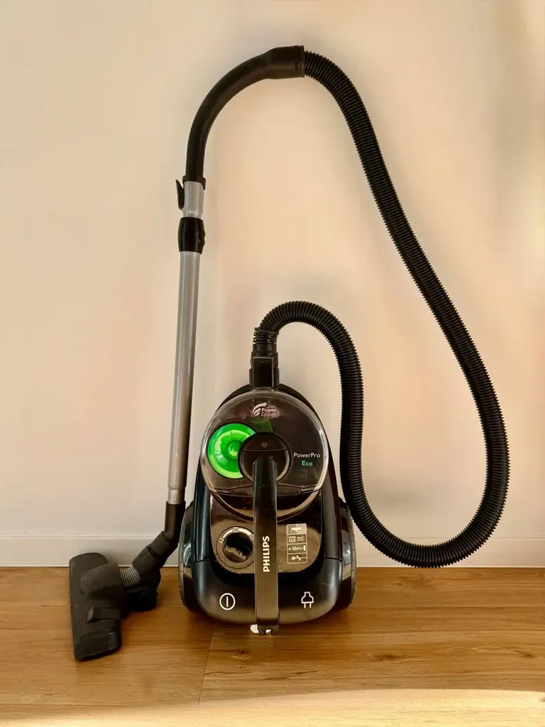 Продаю безмешковый вакуумный пылесос Philips PowerPro ECO в хорошем состоянии, очень мощный, с трой…