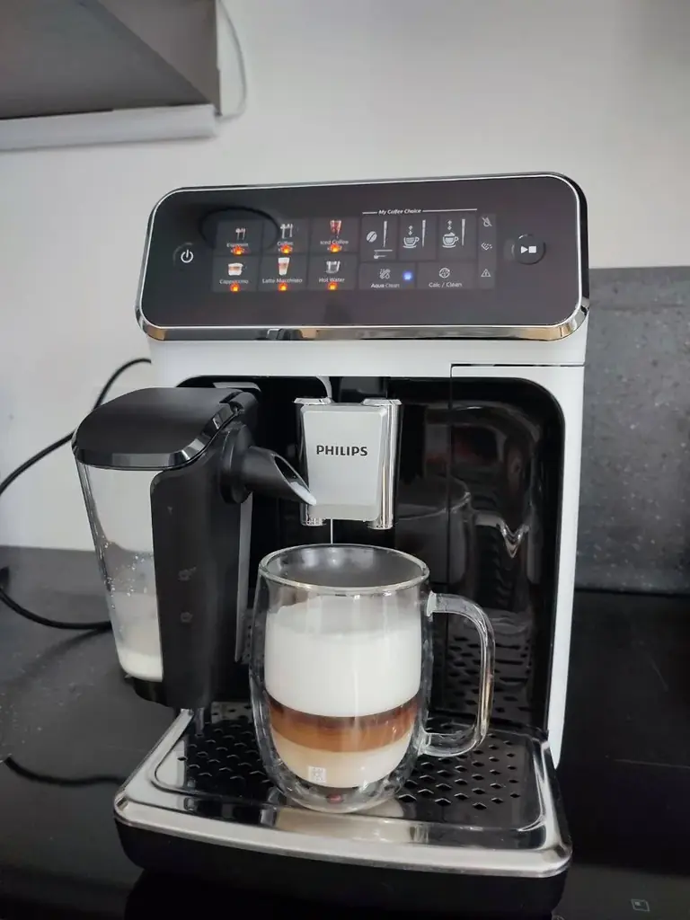 Продам современную кофемашину Philips 3300 LatteGo в отличном состоянии  (2025 год)
