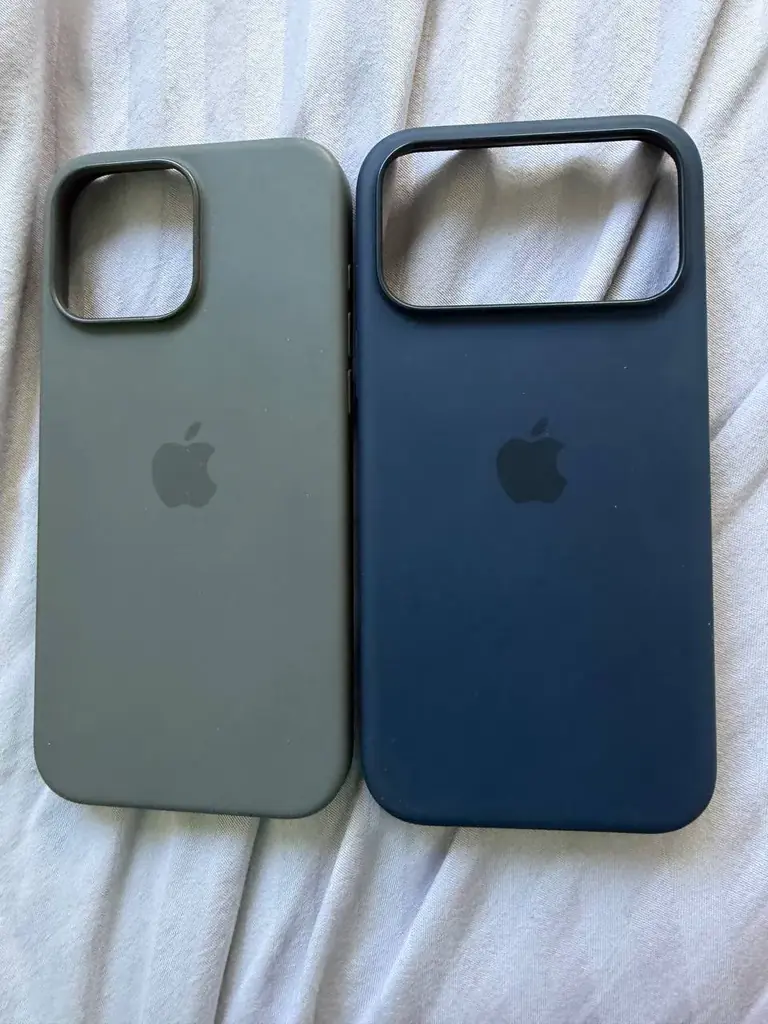 Продам два чехла оригинал iPhone 17PM и 16PM по 15€