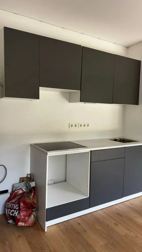 Кухня с серыми фасадами и столешницей под мрамор — 325€