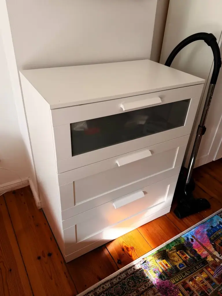 Продается комод 40€ с икеи и шкаф 70€, состояние хорошее