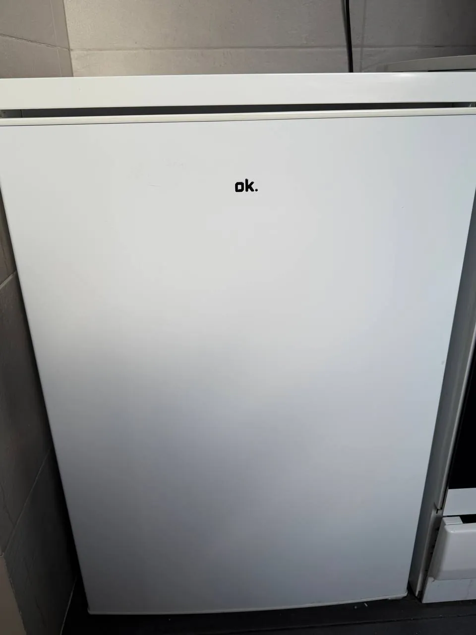 Холодильник « oK » с морозильным отделением.