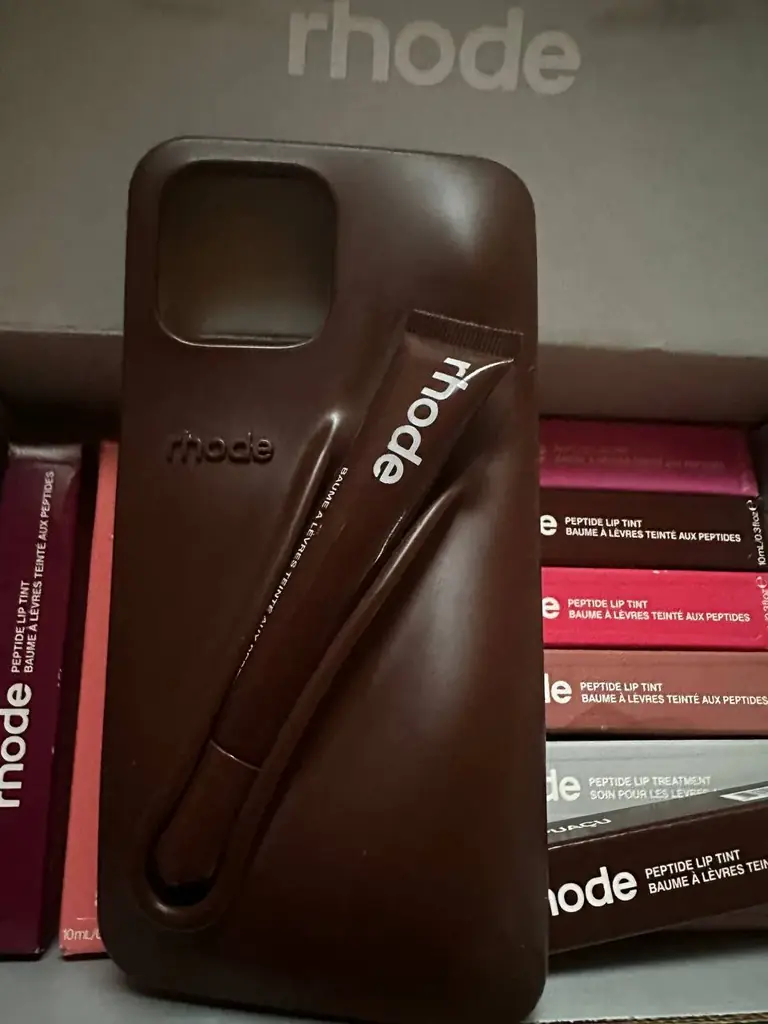 Продаю в хорошем состояние и очень сейчас модный чехол для iPhone 13 Pro Max цвета Espresso и подхо…
